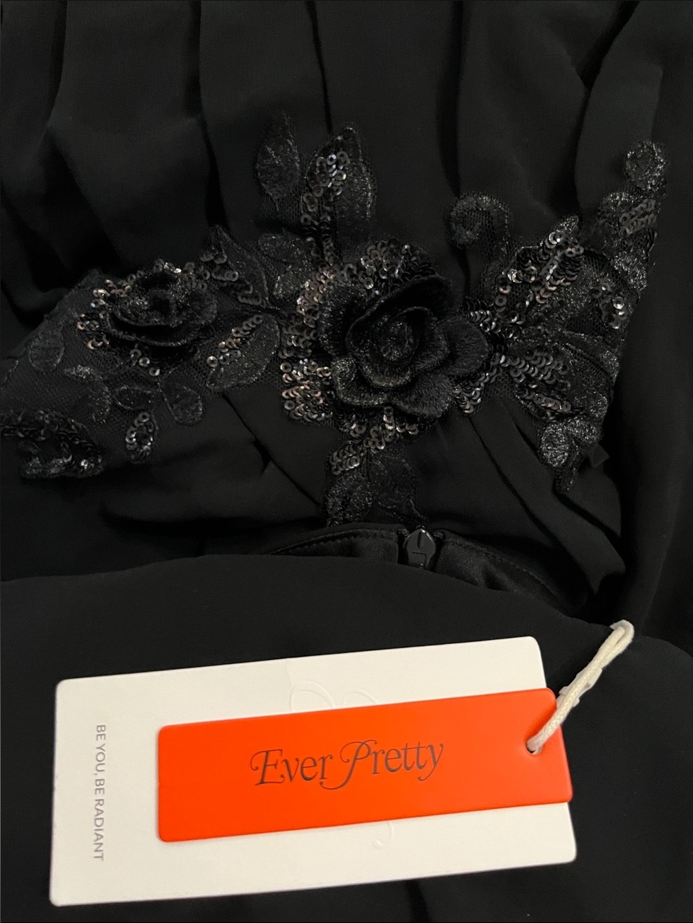 Elegant Black V-Neck Maxi Dress with Lace Waist Detail - Picture 3 of 6